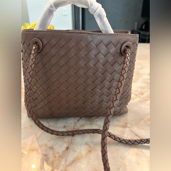 Woven bag with gold brass hardware - Picture 5 of 7